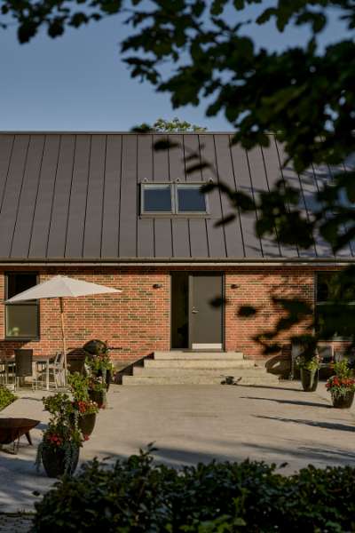 Sommerlys sænker sig over stålprofiler i skoven, Klæstruplundvej 11, 9240 Nibe